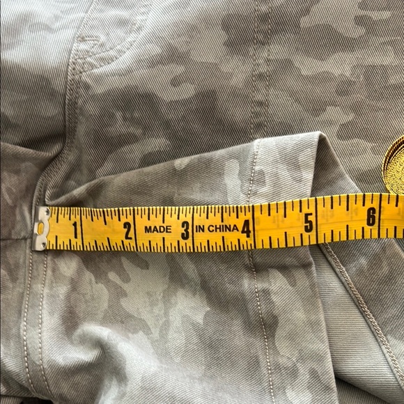 SPANX Gray Green Camouflage Women's stretch Shorts - Picture 2 of 6